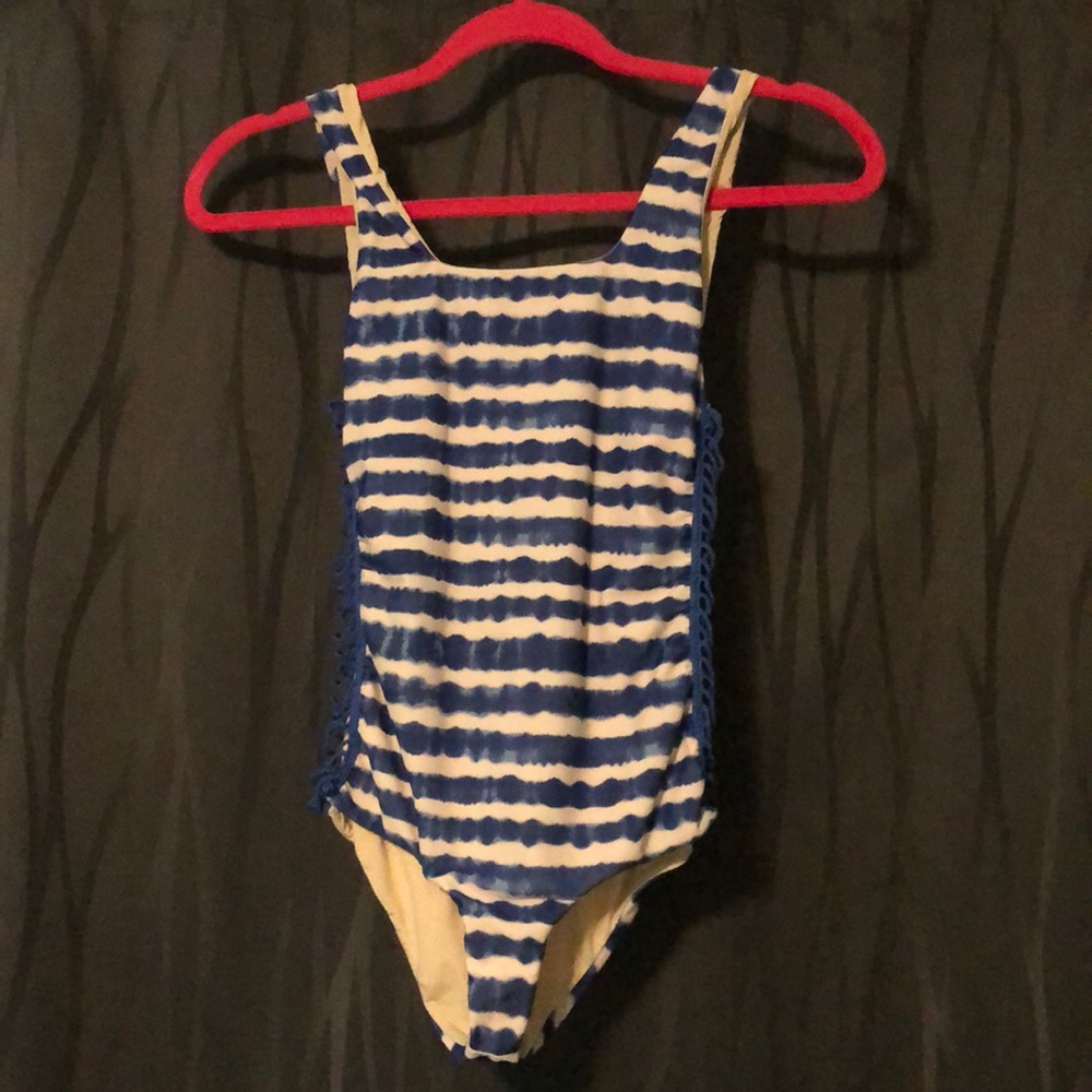 Acacia one piece size petite